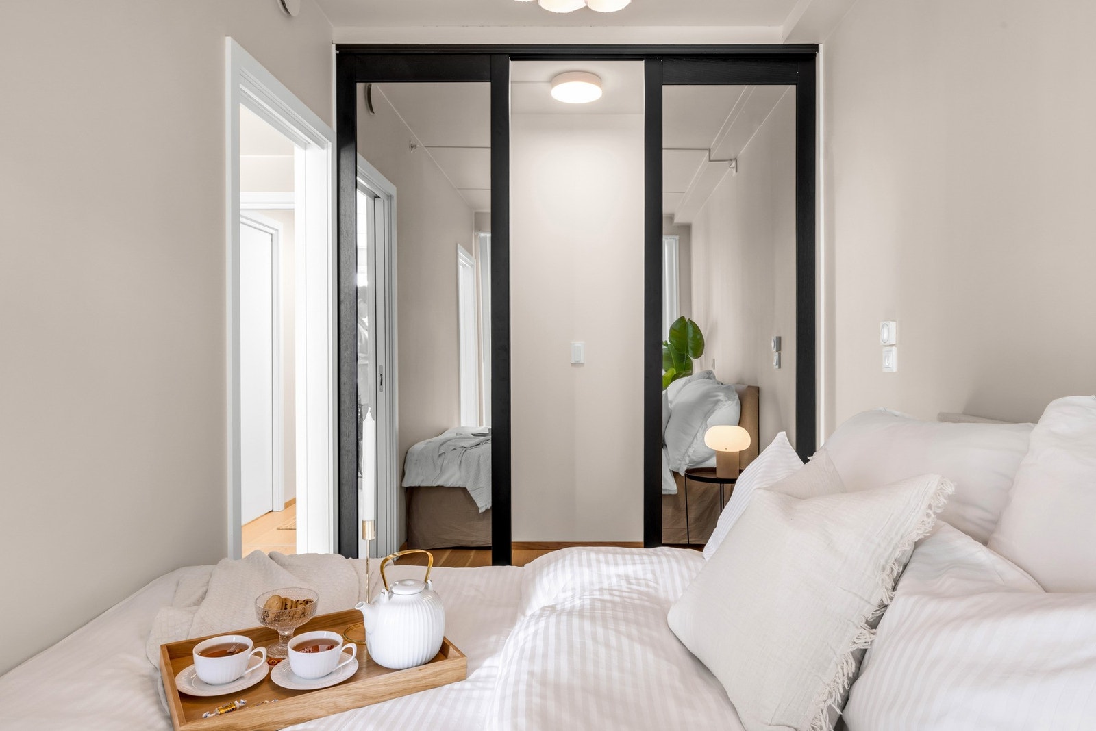 Leiligheten har tilvalg som stor skyvedørsgarderobe med god plass til oppbevaring. Galleribilde