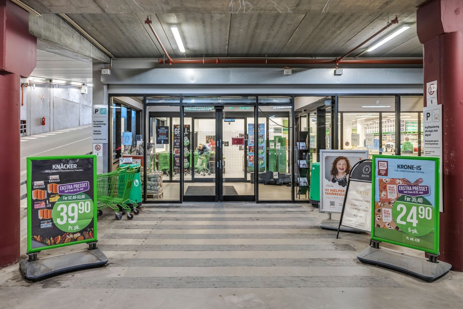 Dagligvarehandelen kan blant annet gjøres på Kiwi og Extra, hvor førstnevnte ligger med driekte heisadkomst i underetasjen av bygget. Her trenger man ikke gå ut en gang! Galleribilde
