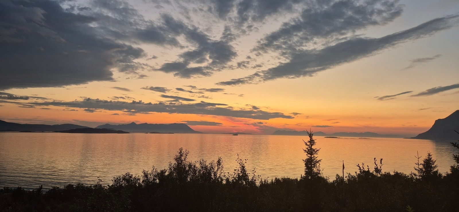 Stemningsbilde tatt av selger - her får du panoramautsikt med midnattsolen i fokus. Galleribilde