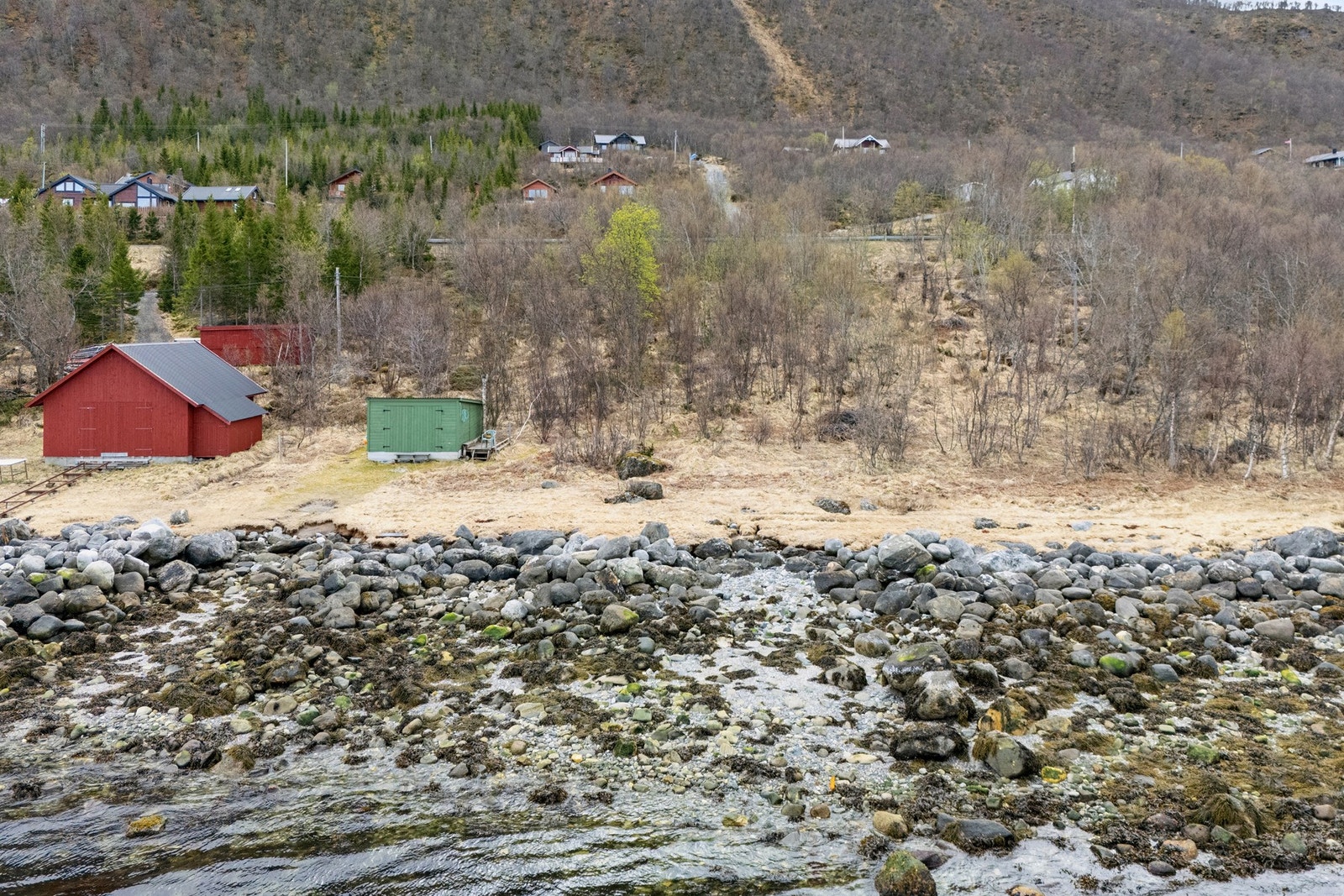 Området byr på et variert kystlandskap med rullesteinstrender og svaberg. Galleribilde