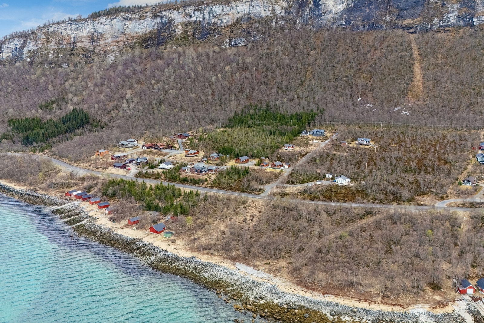 Området har et rikt friluftsliv med turstier og fjell som Sætertinden i nærheten for de mer erfarne. Galleribilde
