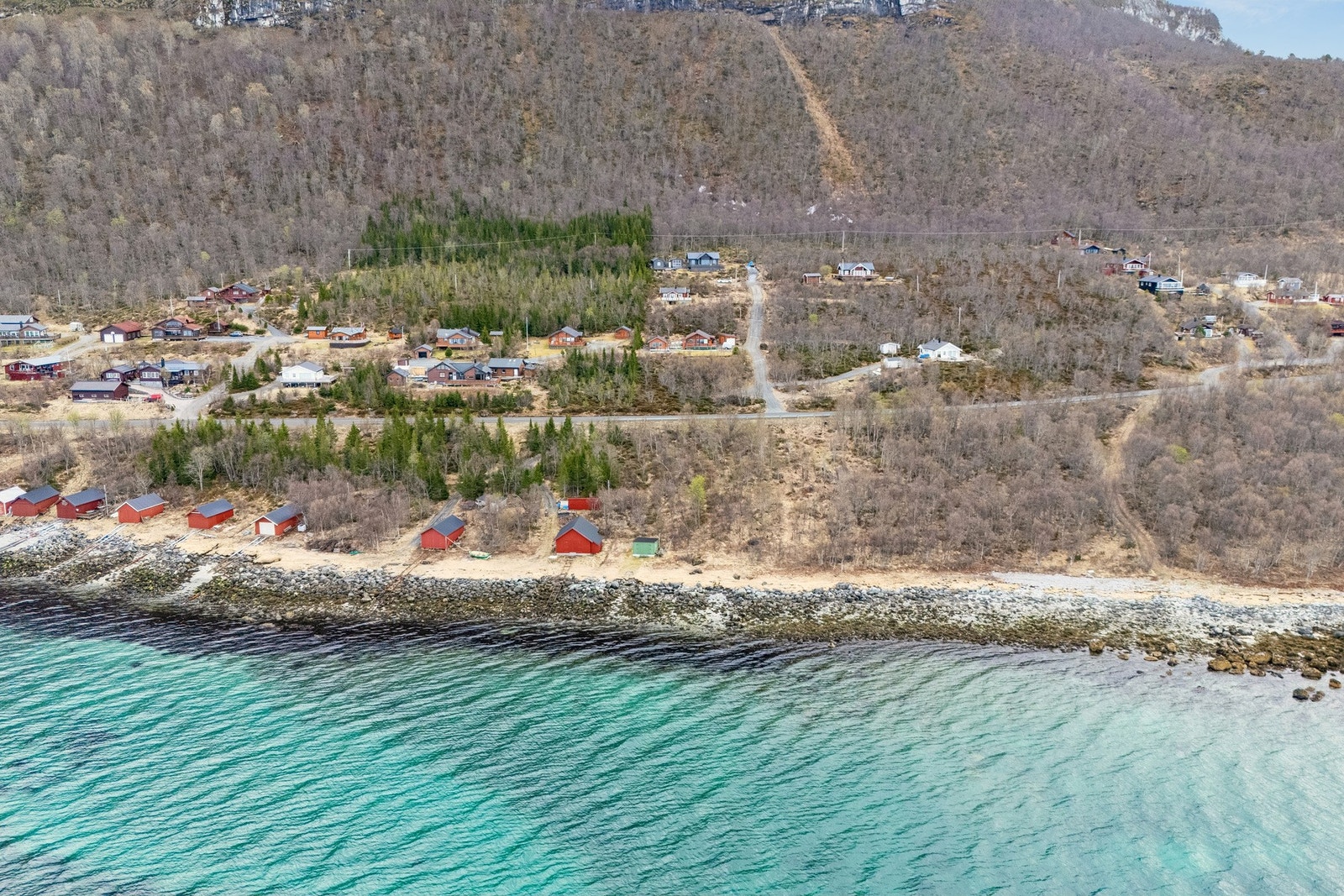 Eiendommen ligger i Tjeldsund, et område kjent for gode muligheter for fiske, båtliv og turer langs sjøen. Galleribilde