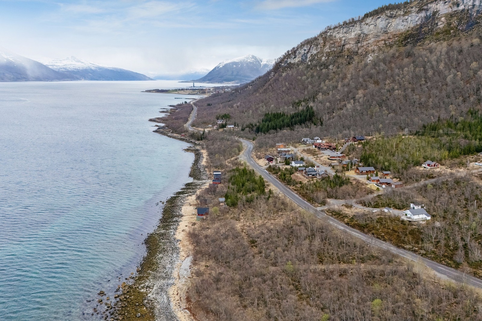 Fra eiendommen er det kort vei til bussholdeplass med forbindelse til blant annet Harstad og Narvik. Galleribilde