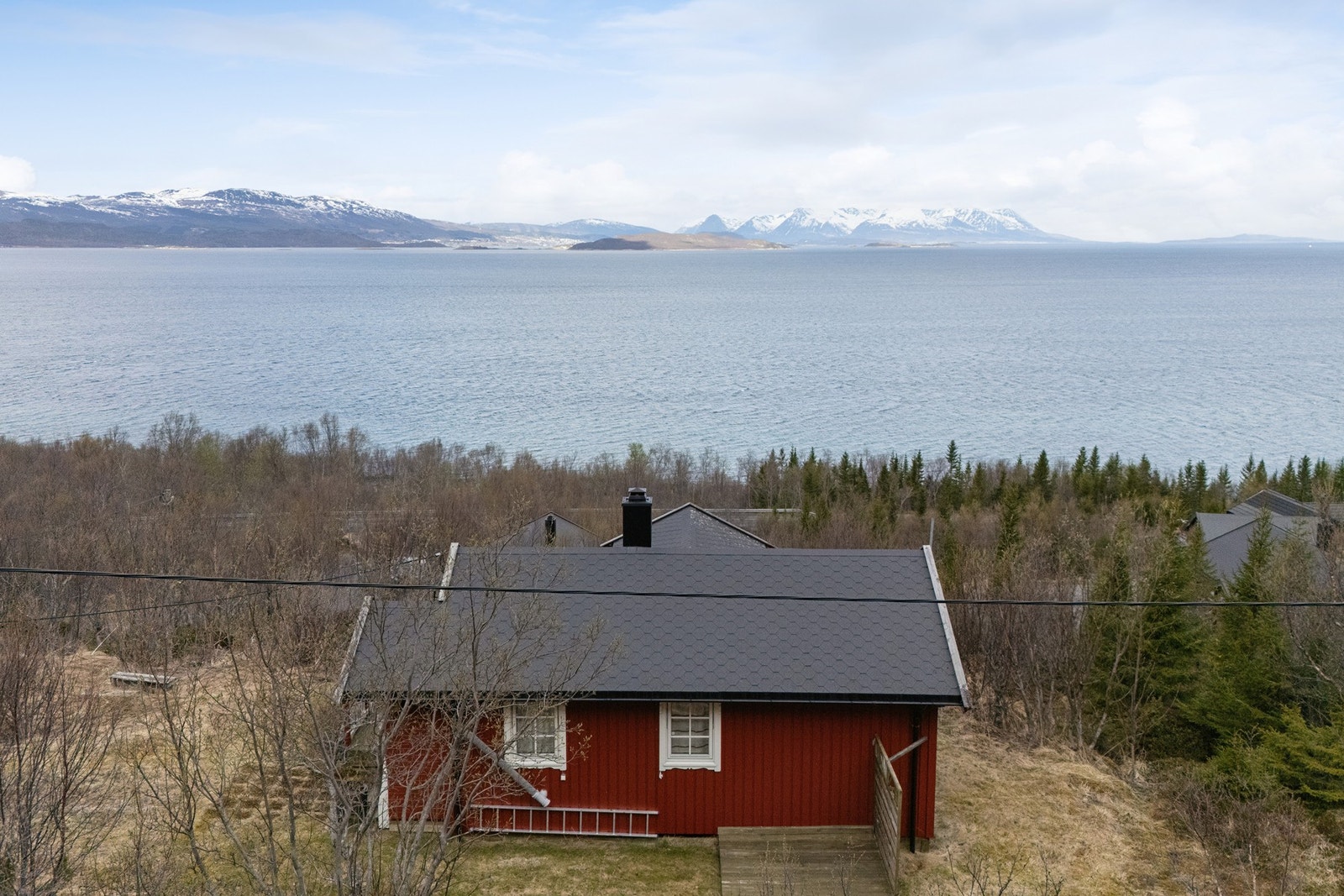 Hytta har en saltakkonstruksjon tekket med shingel og yttervegger med stående trekledning. Galleribilde