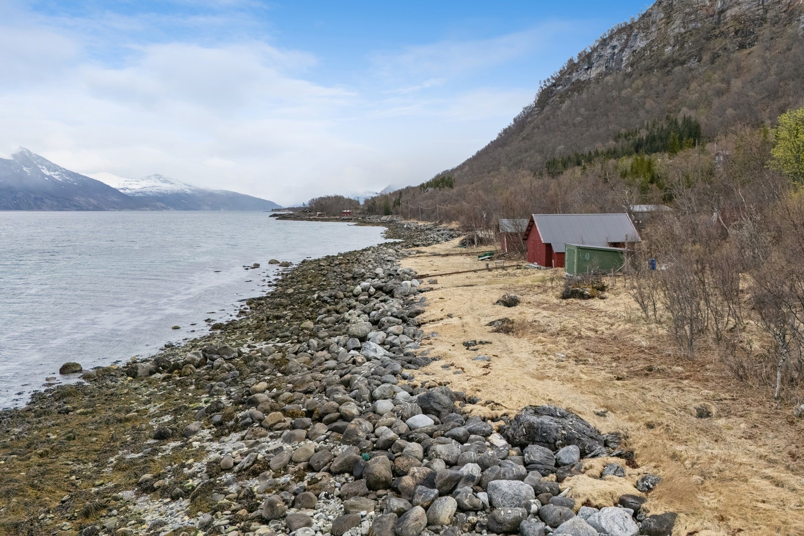 Naturtomten har umiddelbar nærhet til fjæra og kystlinjen. Galleribilde