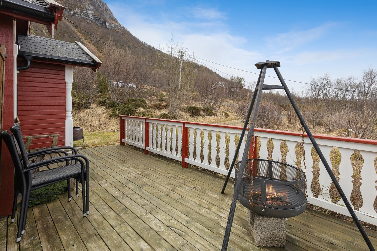 Terrassene er bygget i trykkimpregnert treverk med et profilert rekkverk. Galleribilde