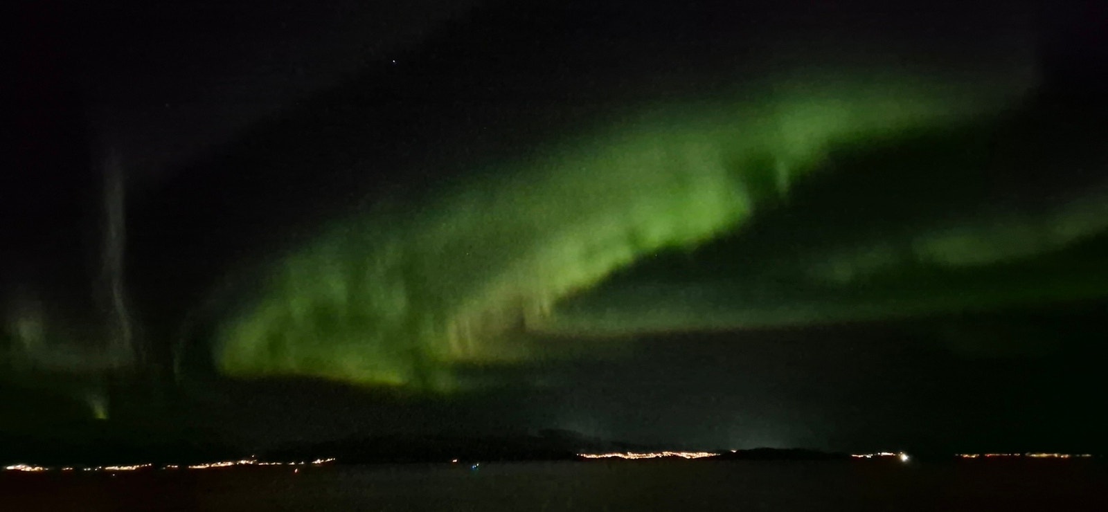 Flott nordlys som danser på himmelen. Galleribilde