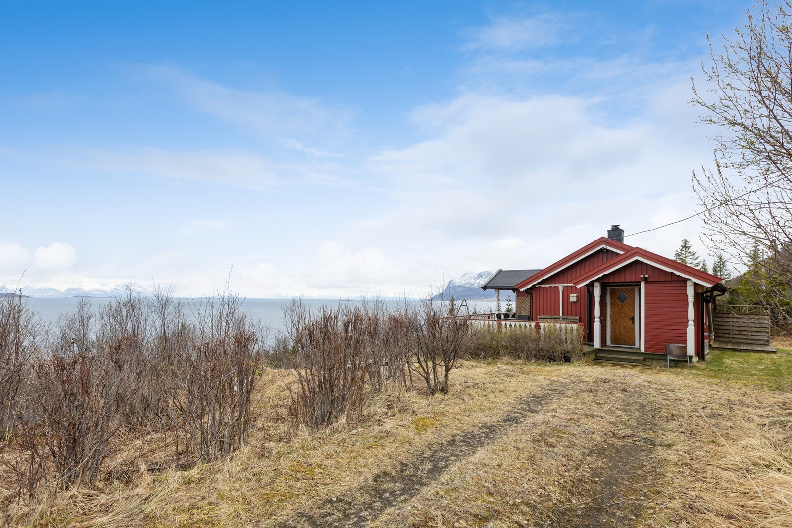 Eiendommen ligger i et delvis kupert terreng på en stor naturtomt. Galleribilde