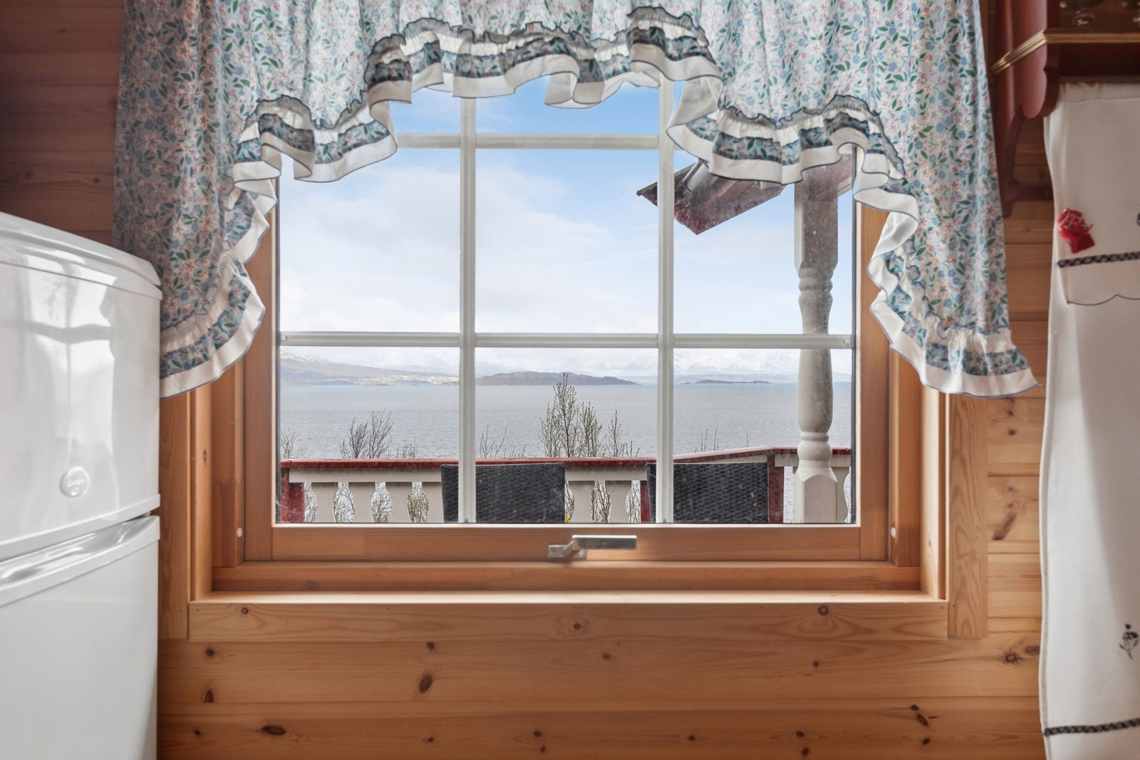 Vinduer med 2-lags isolerglass fra byggeåret rammer inn utsikten og holder på varmen. Galleribilde