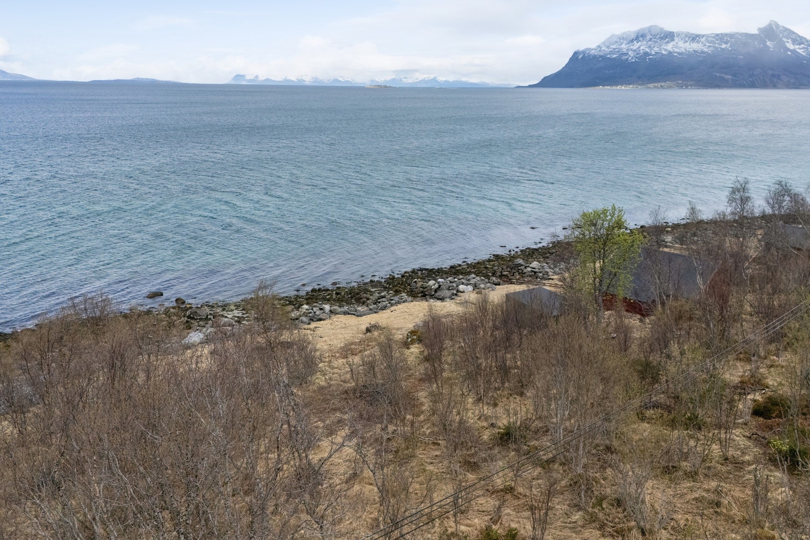 Fra tomten er det åpen utsikt utover Tjeldsundet og fjellene rundt. Galleribilde
