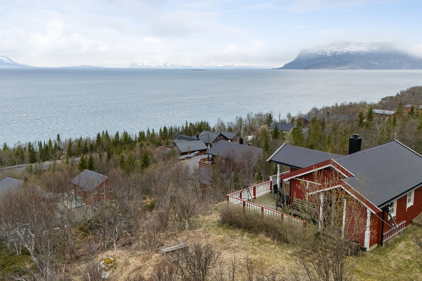 Eiendommen har store terrasser som gir rikelig med plass for uteliv med utsikt over fjorden. Galleribilde