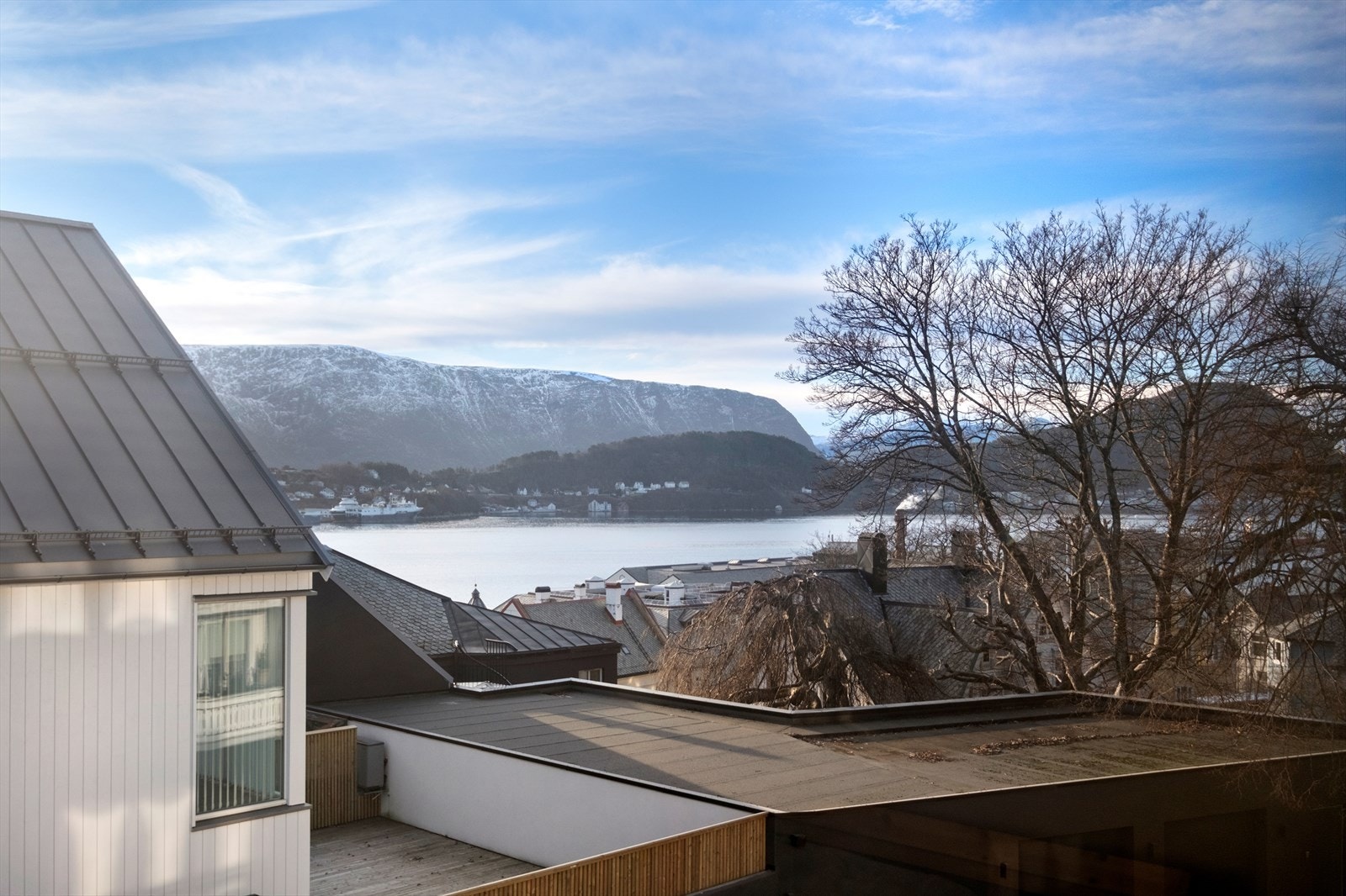 Flott utsikt mot Borgundfjorden Galleribilde