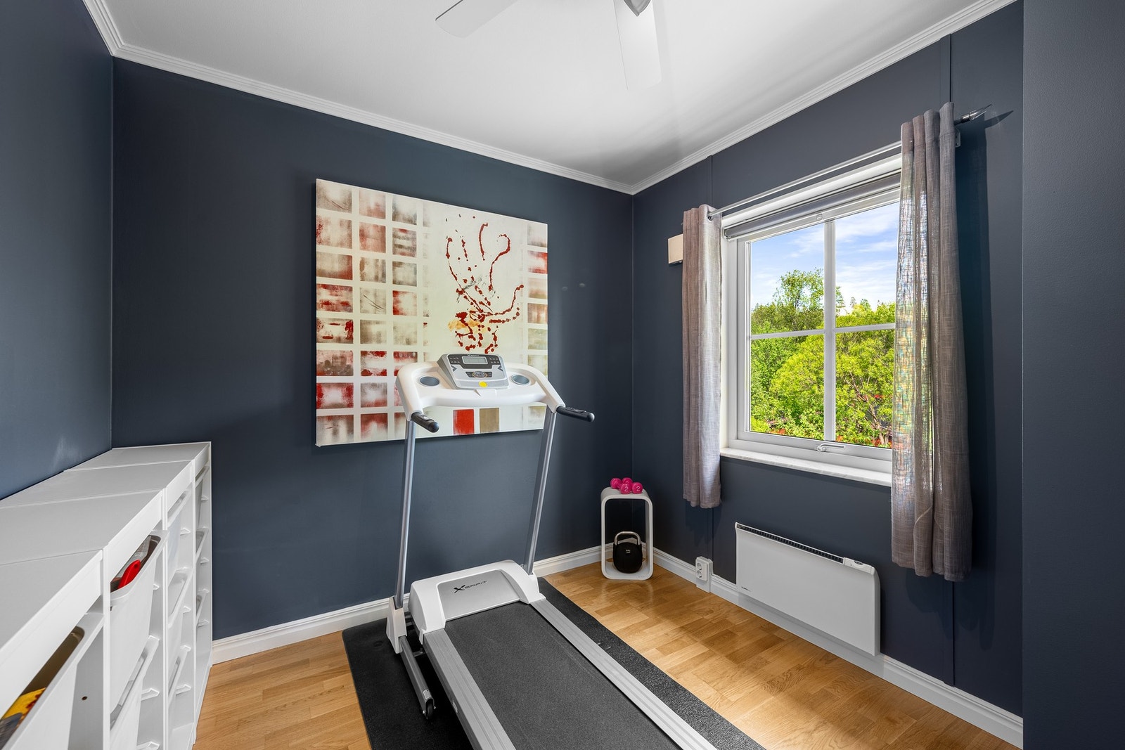Soverom ||| har god plass til seng og garderobe. Galleribilde