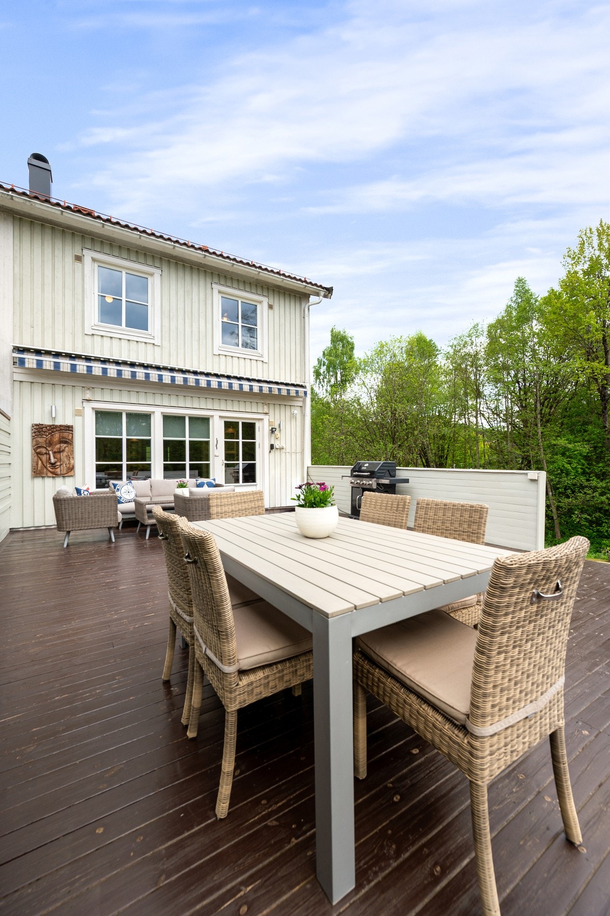 Terrassen kan oppleves som en forlengelse av stuen på sommerhalvåret, og er ypperlig til avslapning og sosiale sammenkomster. Galleribilde