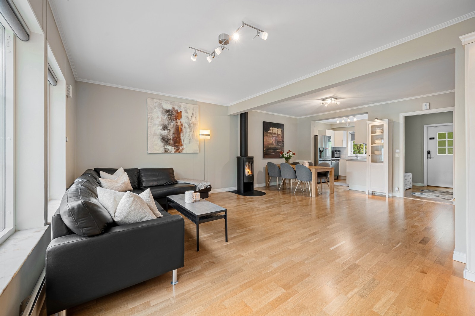 Stuen har god plass til sofagruppe, spisebord og annet ønskelig møblement. Galleribilde