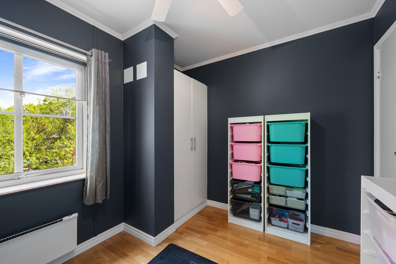 Her er det gode oppbevaringsmuligheter i garderobe. Galleribilde