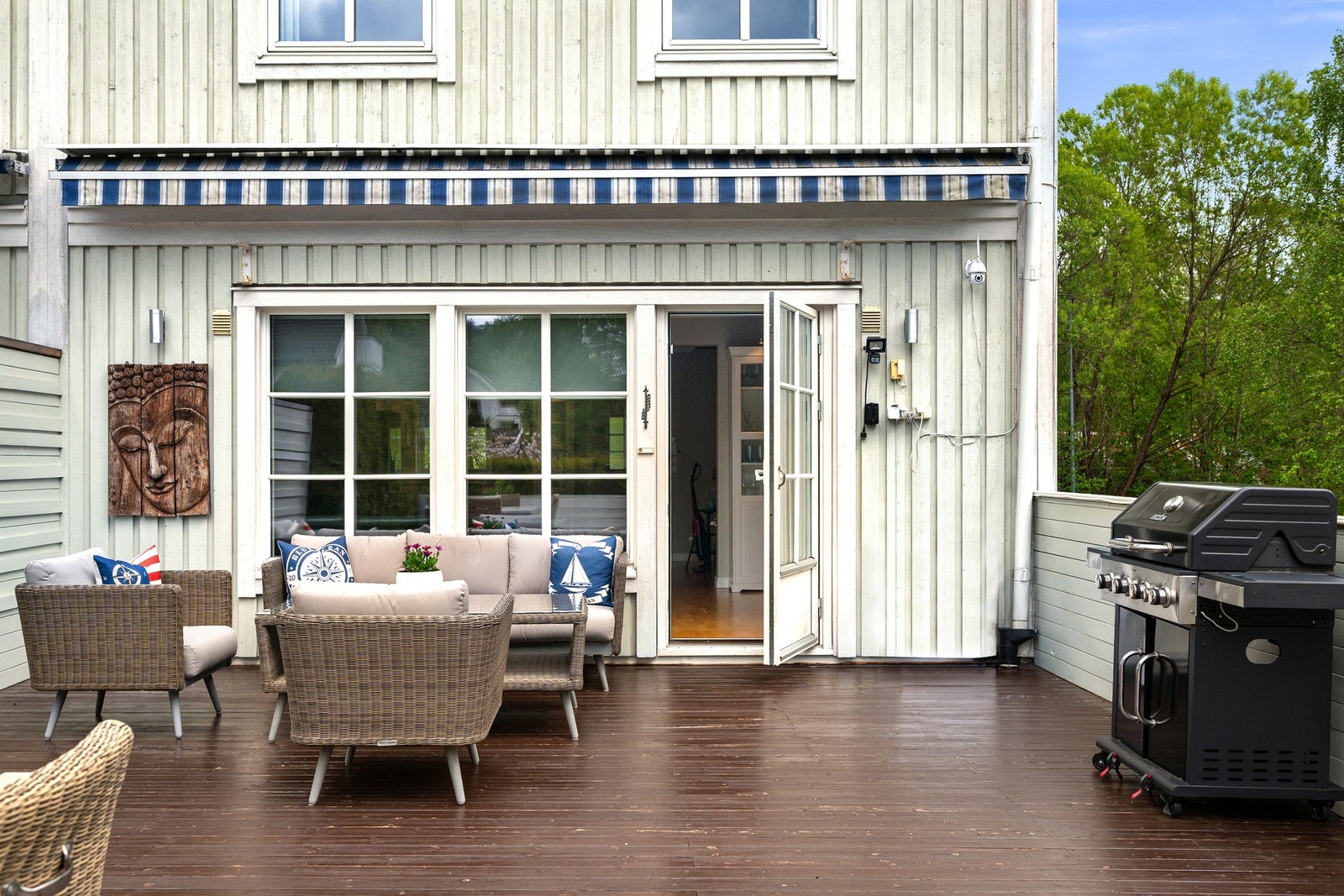 Terrassen byr på god plass til flere sittegrupper, grill og beplantning. Galleribilde