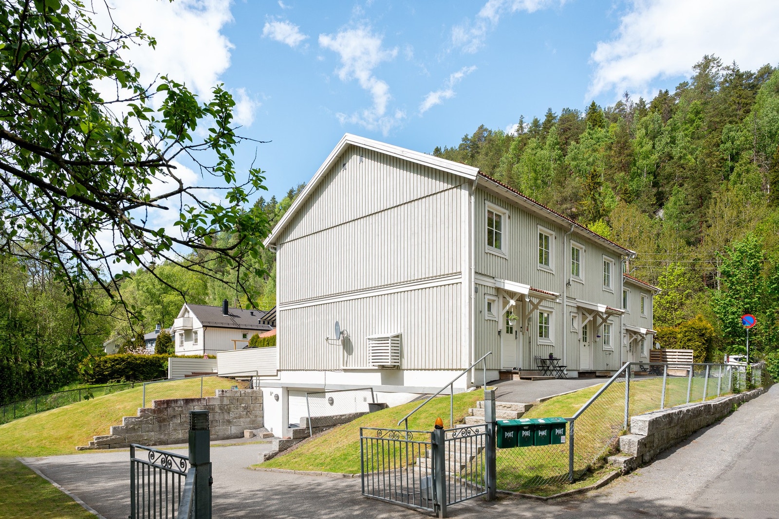 Boligen er beliggende i et rolig og barnevennlig område med nærhet til skoler og barnehager. Galleribilde