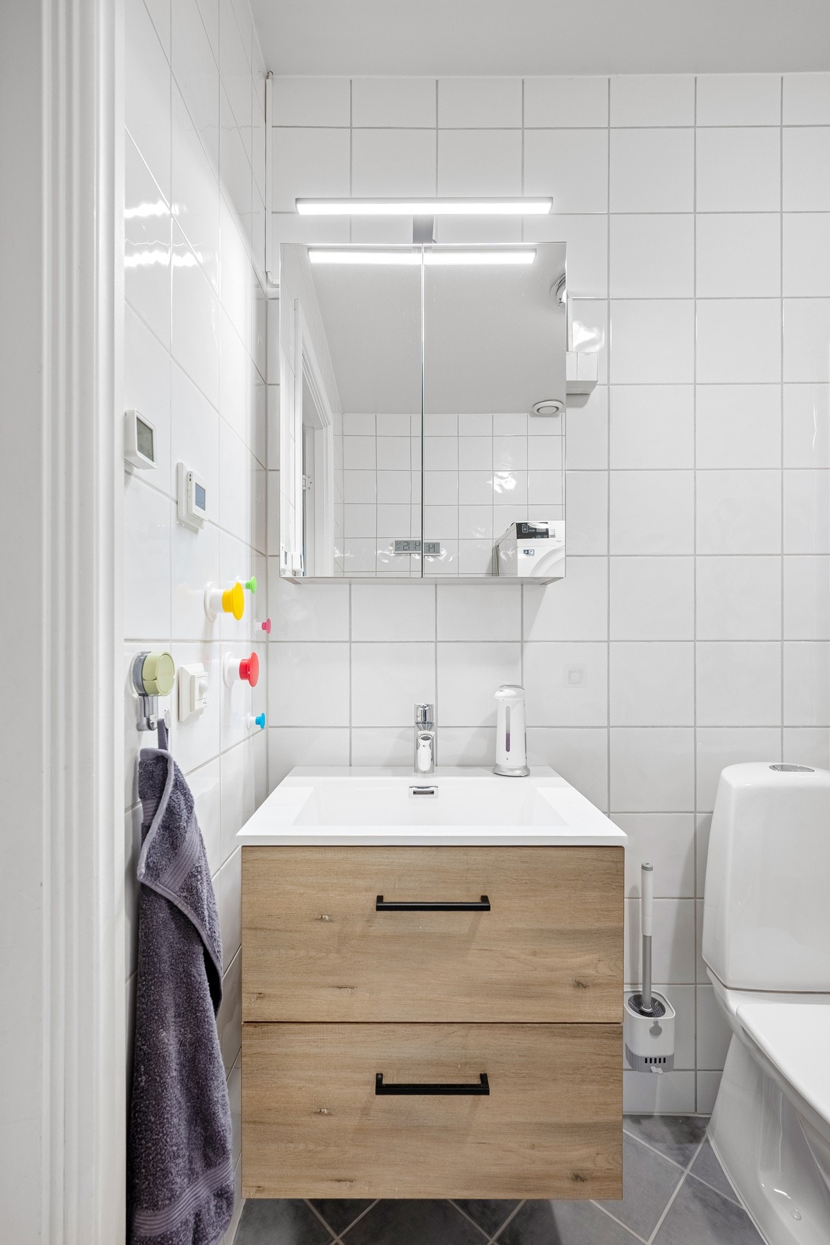 Innredning med nedfelt servant, toalett, dusjvegger/hjørne og opplegg for vaskemaskin. Galleribilde