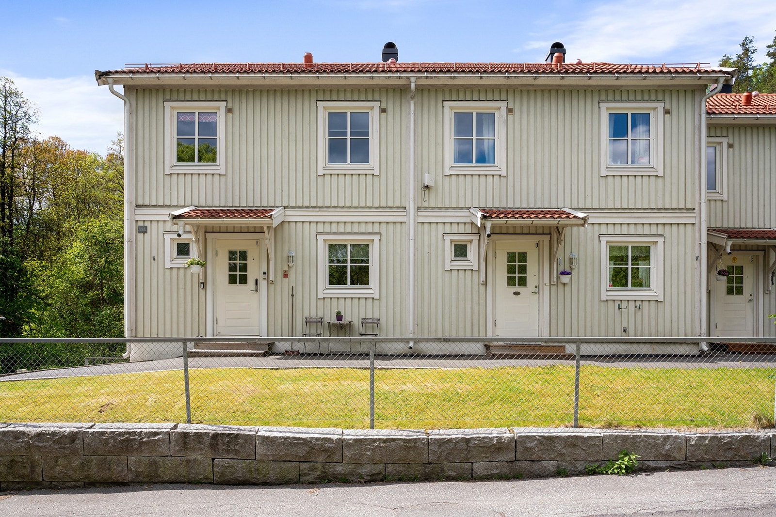 Flott enderekkeshus over to plan med 3 soverom, uteplass på ca. 64 kvm og 2 biloppstillingsplasser i garasjeanlegg. Galleribilde