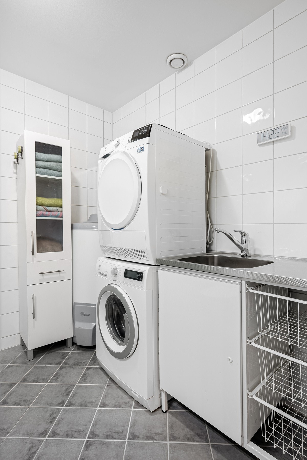 Badet er av romslig størrelse med god plass til vaskemaskin/tørketrommel. Galleribilde