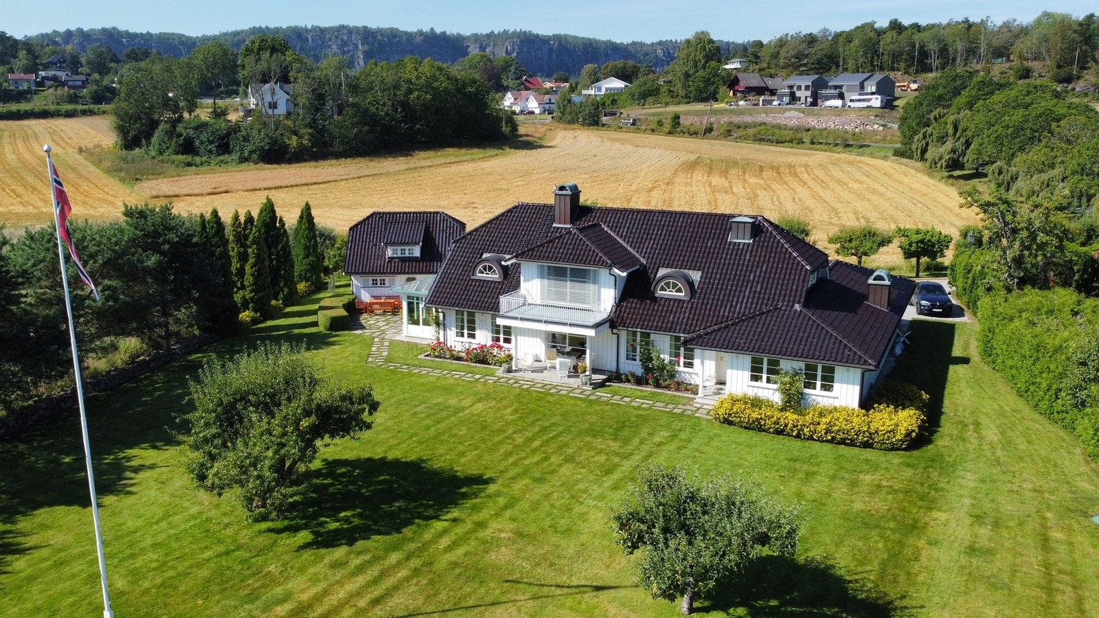 Boligen er oppført i 1980 og har et generøst bruksareal på hele 444 m². Galleribilde