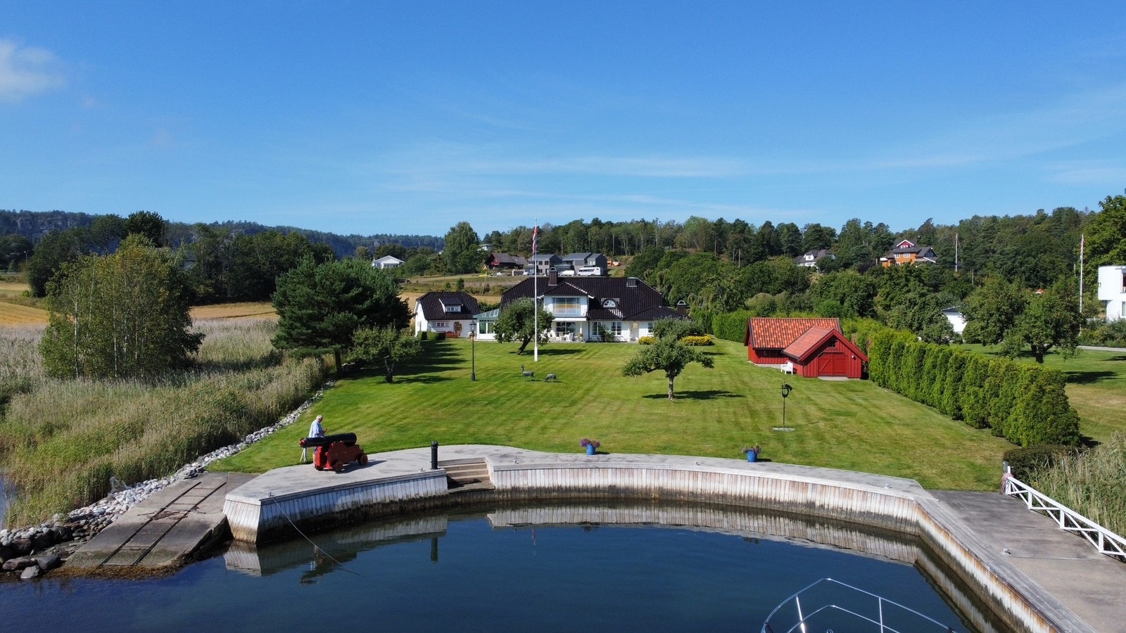Privat bryggeanlegg med idyllisk beliggenhet ved vannkanten. Galleribilde