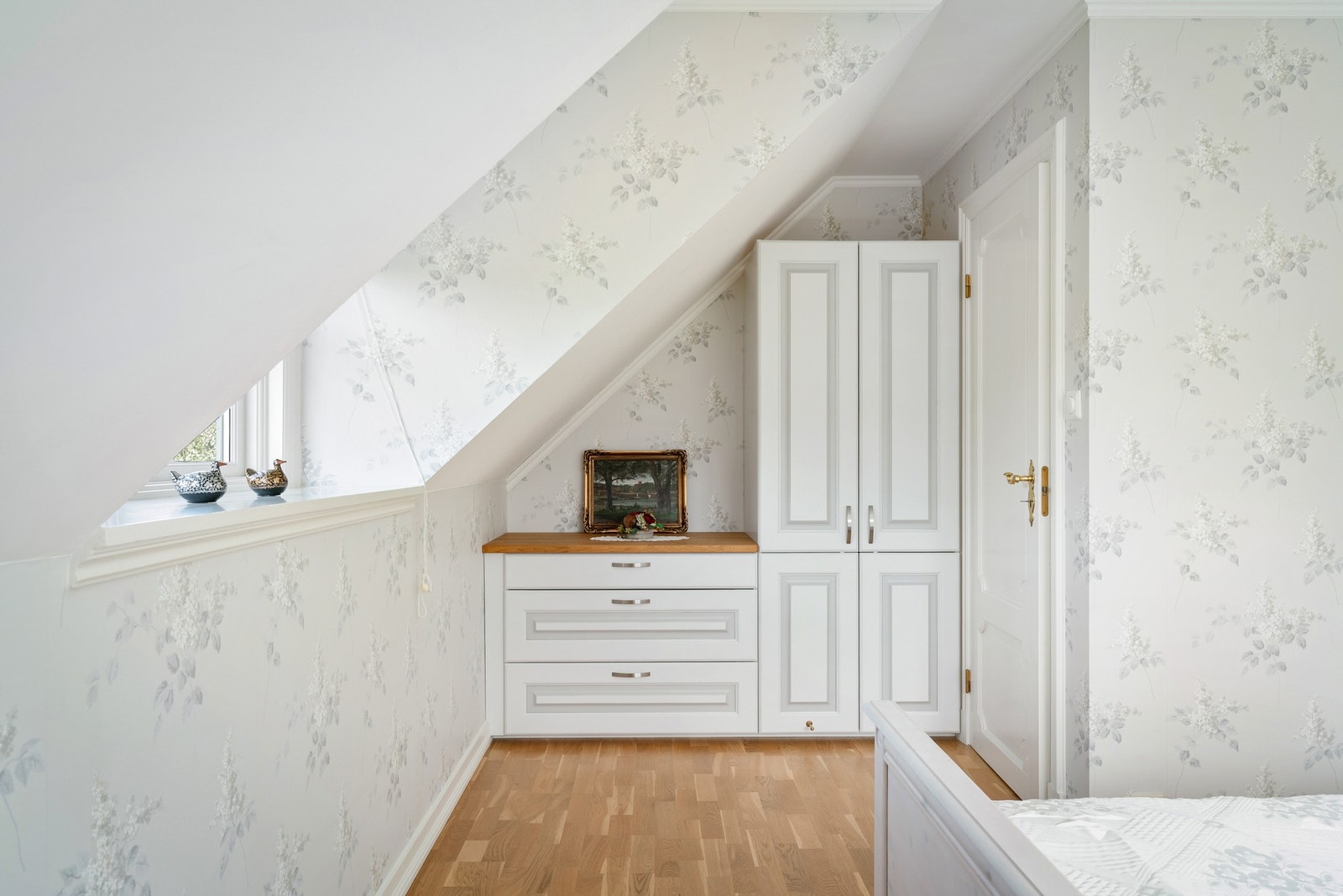 Soverommet har skråtak og plassbygd garderobe. Galleribilde