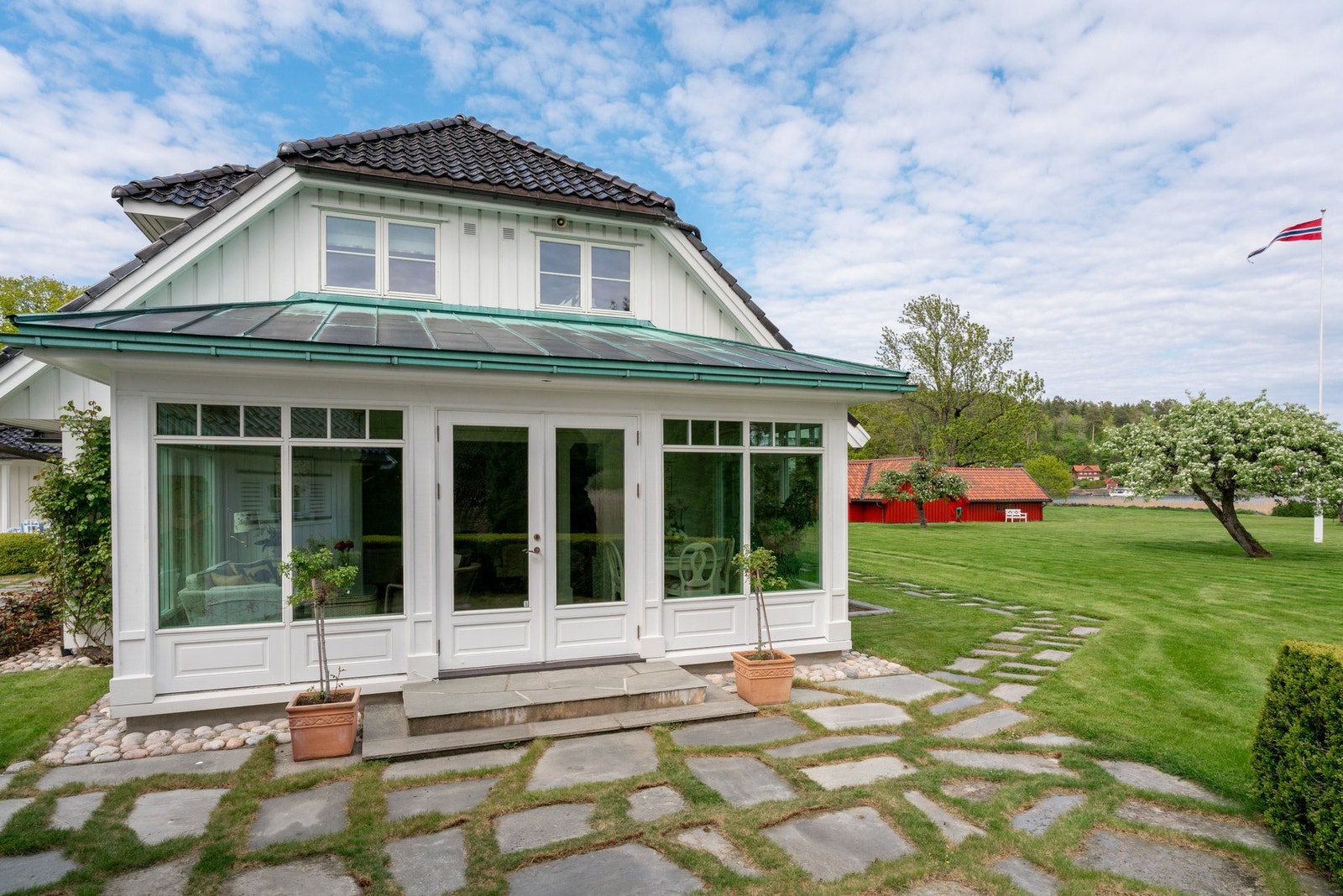 I 1. etasje finner man blant annet flere stuer, kjøkken med tilhørende grovkjøkken, hagestue, badstue, bad, separat wc, soverom samt hall og entré med gode garderobeløsninger. Galleribilde