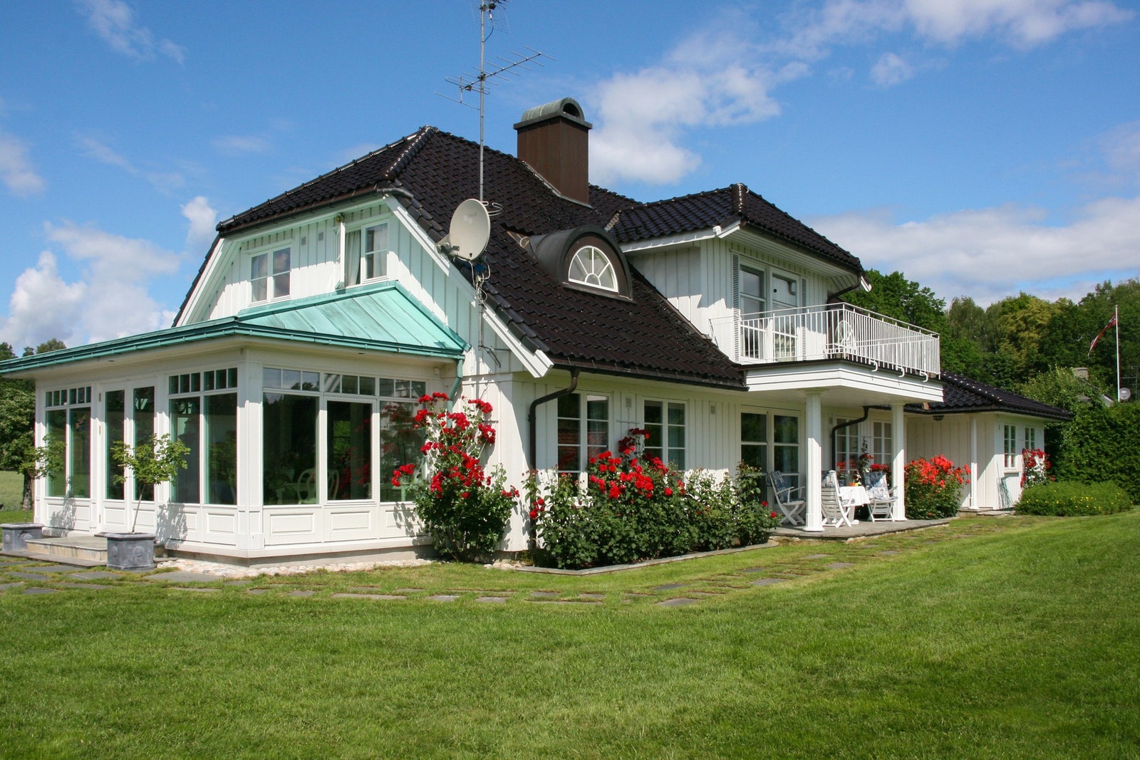 Boligen går over to etasjeplan og inneholder store og representative oppholdsrom med en lun og herskapelig atmosfære. Galleribilde