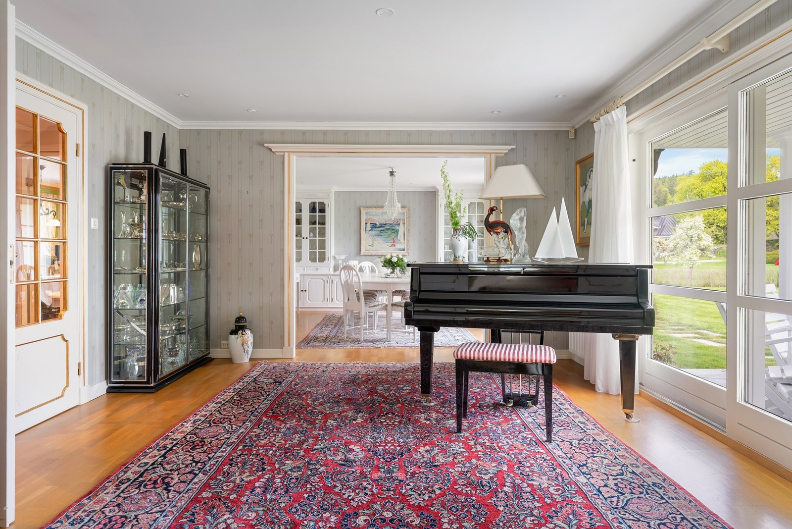 Elegant overgang mellom stue, hagestue og spisestue skaper en luftig og sosial planløsning. Galleribilde