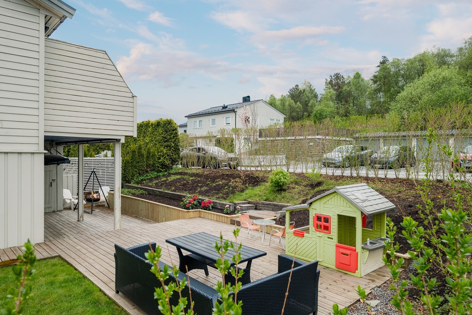 Det er god plass til flere sittegrupper og lekeapparater for barna på den solrike terrassen. Galleribilde