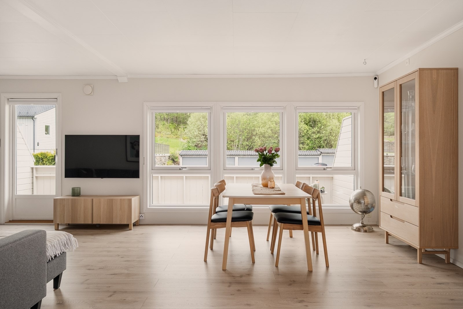 Lekker og innbydende stue med mye vinduer som sørger for et lyst og trivelig innemiljø. Galleribilde