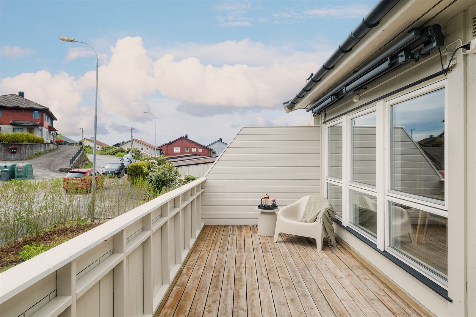 Sørvestvendt balkong med gode solforhold og med god plass til utemøbler. Galleribilde