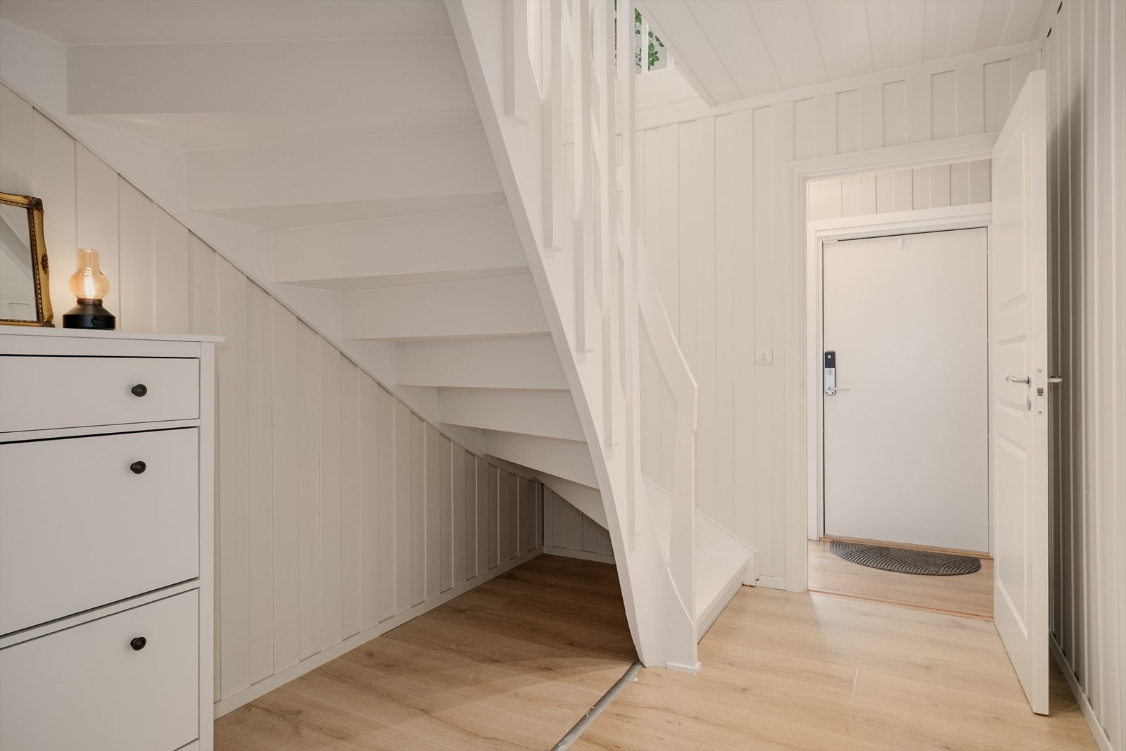 Stor og romslig gang med oppbevaringsplass under trappen. Galleribilde