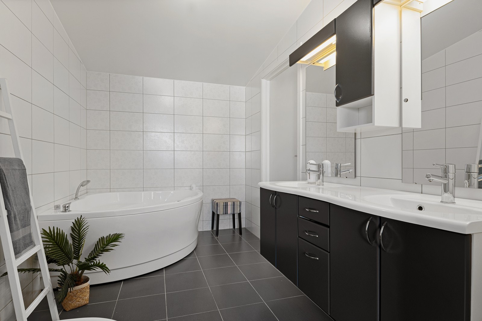 Badet fremstår lyst og funksjonelt.
Stort hjørnebadekar - gir badet et behagelig spa-preg. Galleribilde
