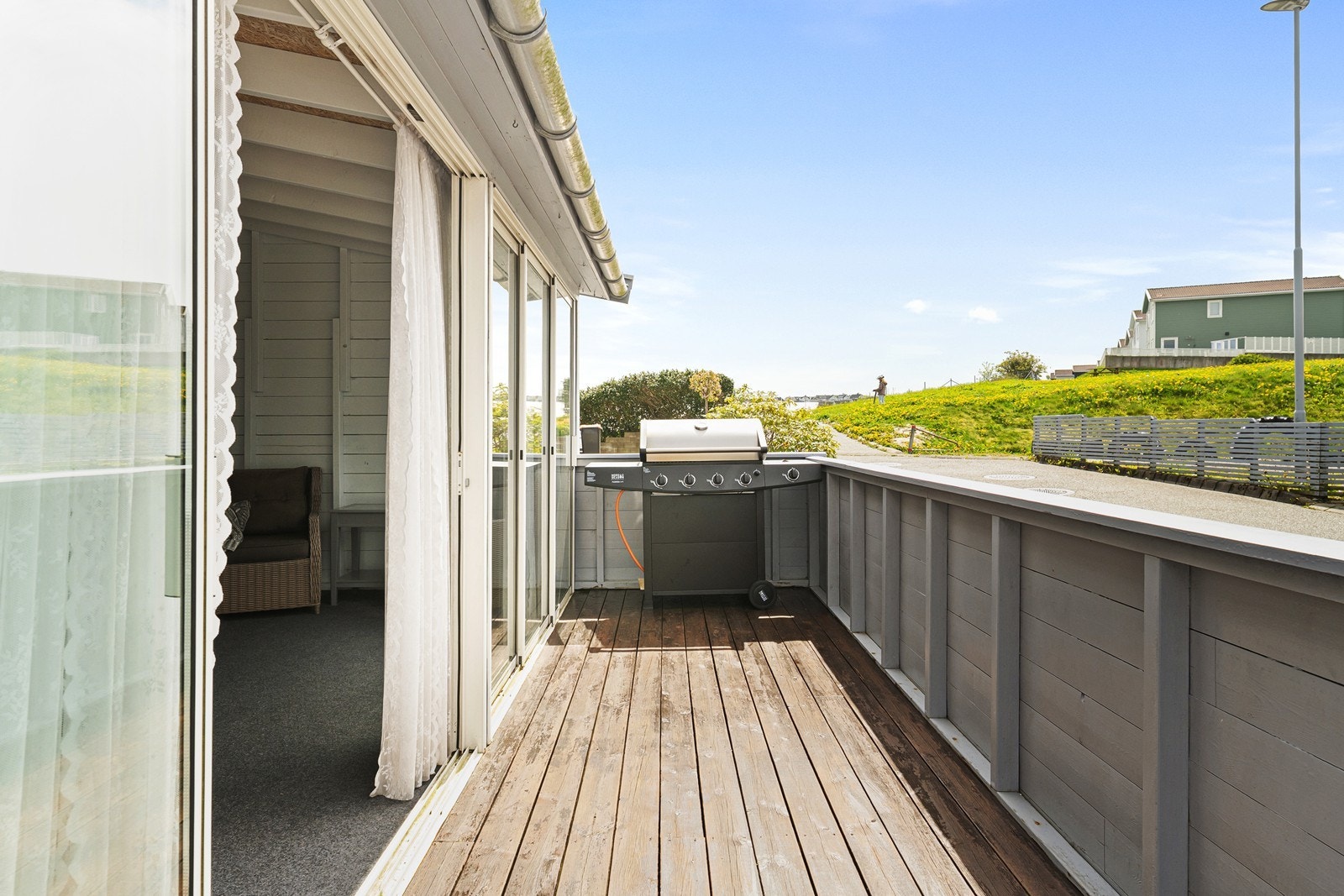 Fra stuen er det utgang til balkong som forlenger oppholdsrommet og gir gode sol- og uteplasser. Galleribilde