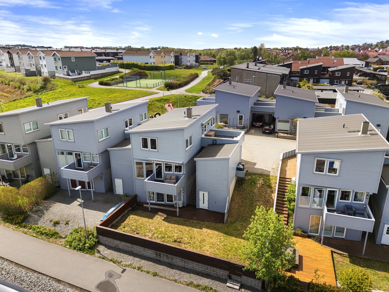 Beliggenheten er skjermet uten gjennomkjøring, samtidig som den er sentral med kort vei til det meste man trenger i hverdagen. Galleribilde