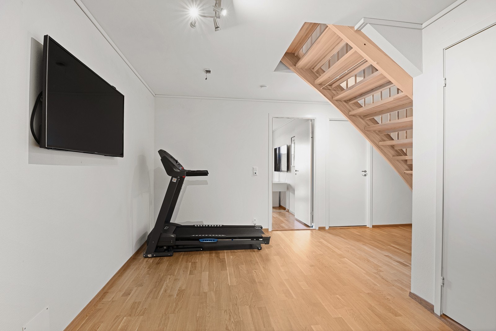 Underetasjen inneholder stue, romslig gang, bod, vaskerom og bad. Galleribilde