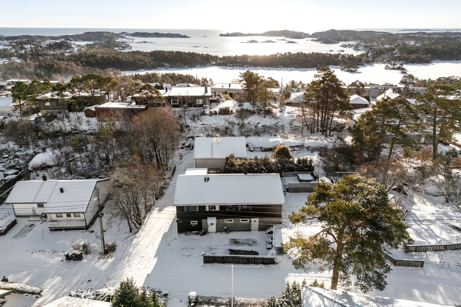 Boligen ligger i et etablert nabolag, med vakker skjærgård i bakgrunnen - kun en kort spasertur unna! Galleribilde