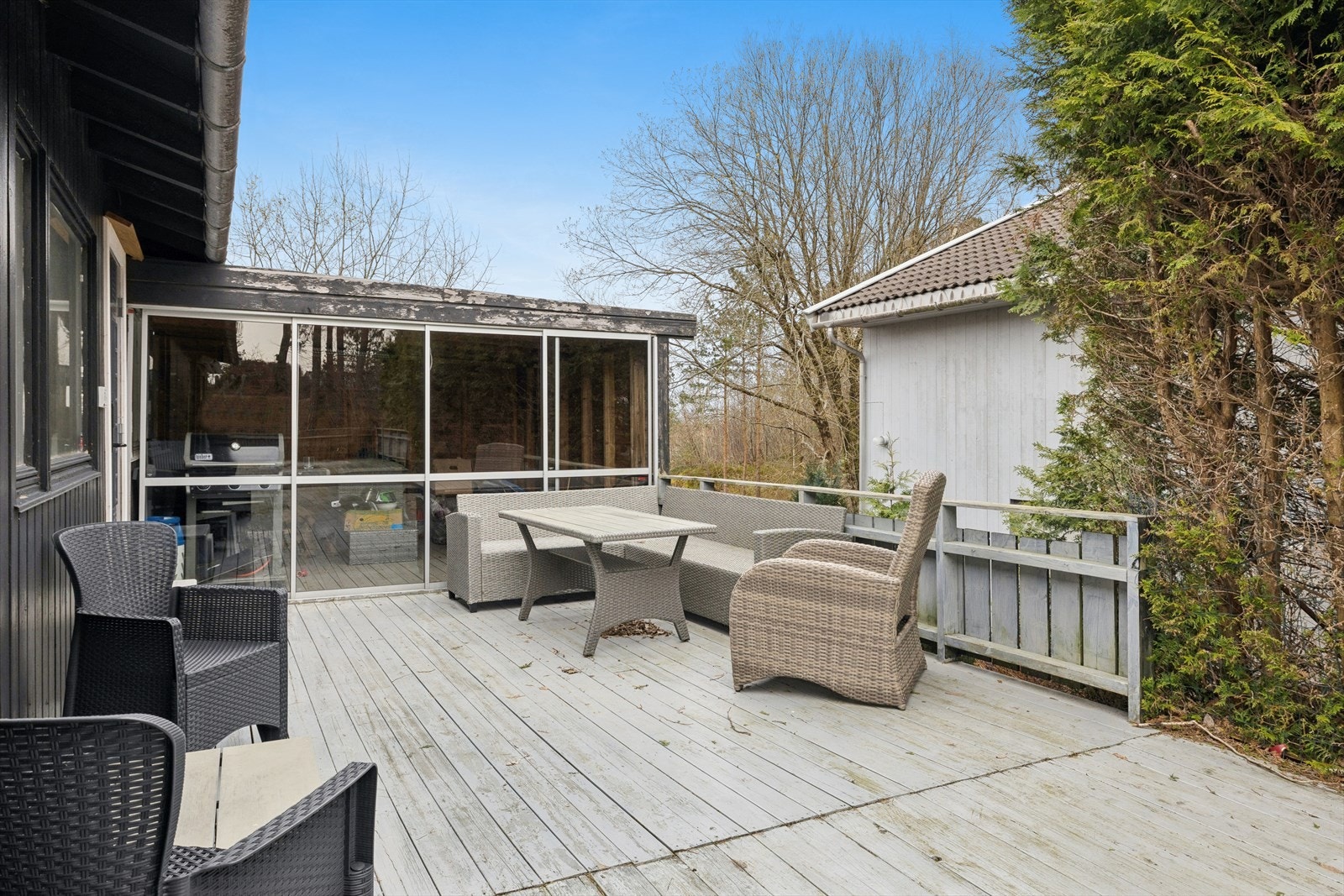 Med utgang fra stuen kommer du til en koselig og usjenert terrasse med hagestue Galleribilde