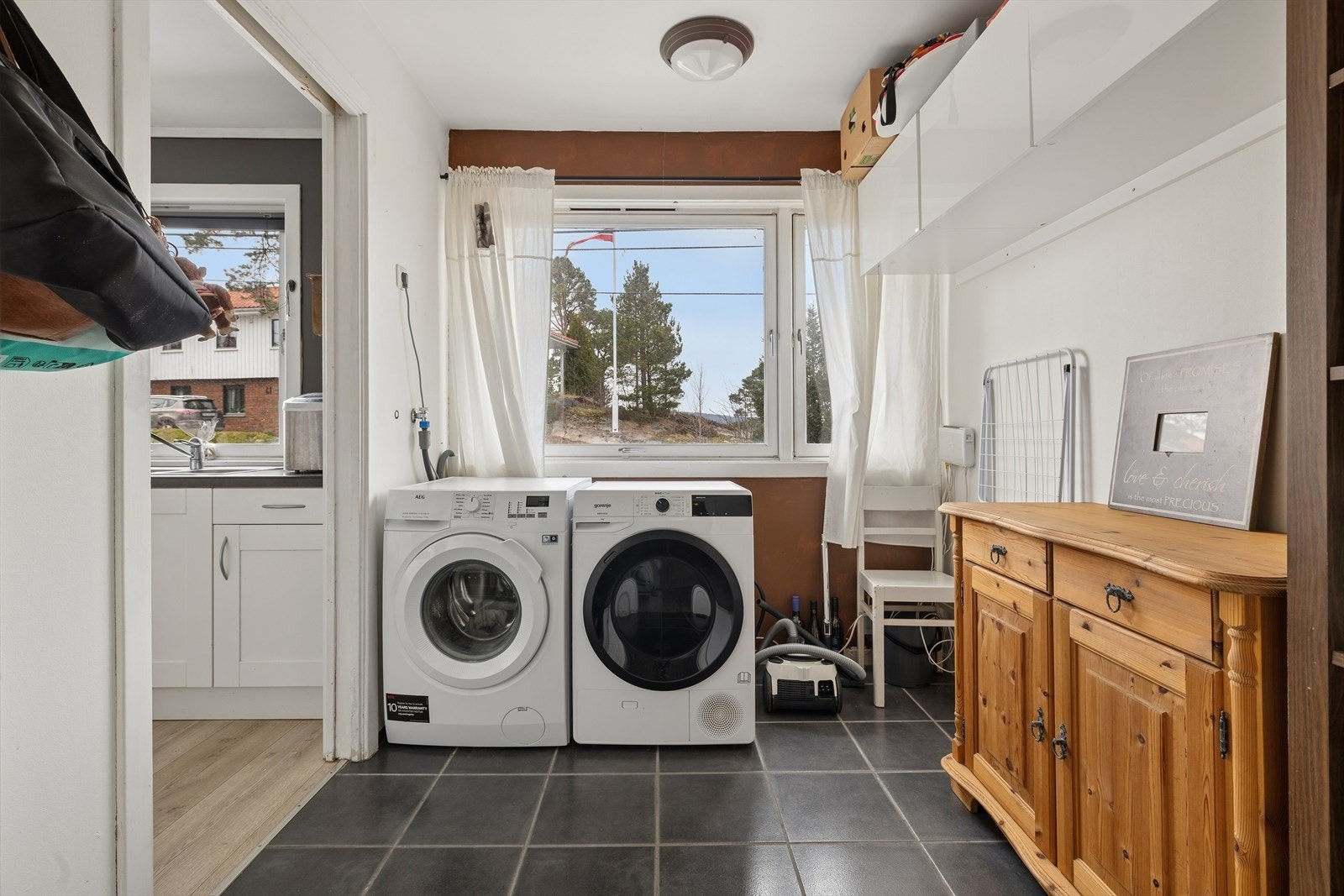 Fra kjøkken kommer man direkte inn på vaskerom, praktisk i hektisk hverdag! Galleribilde