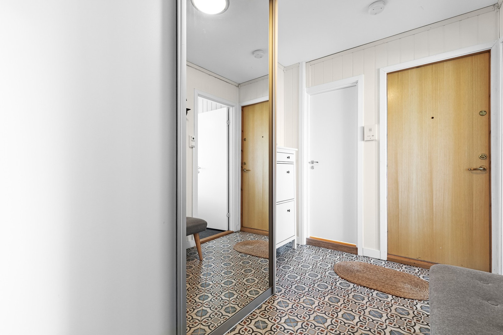 Lys og praktisk gang med skyvedørsgarderobe og plass til yttertøy og sko. Galleribilde