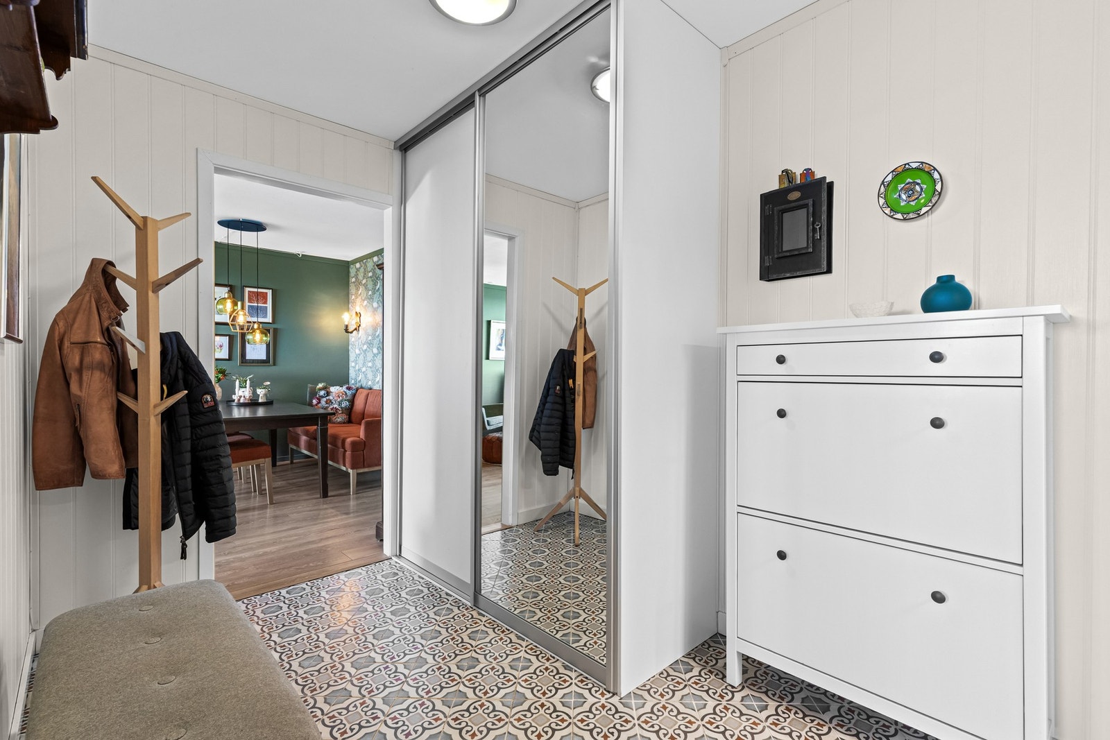 Innbydende entré med garderobeløsning og gode oppbevaringsmuligheter. Galleribilde