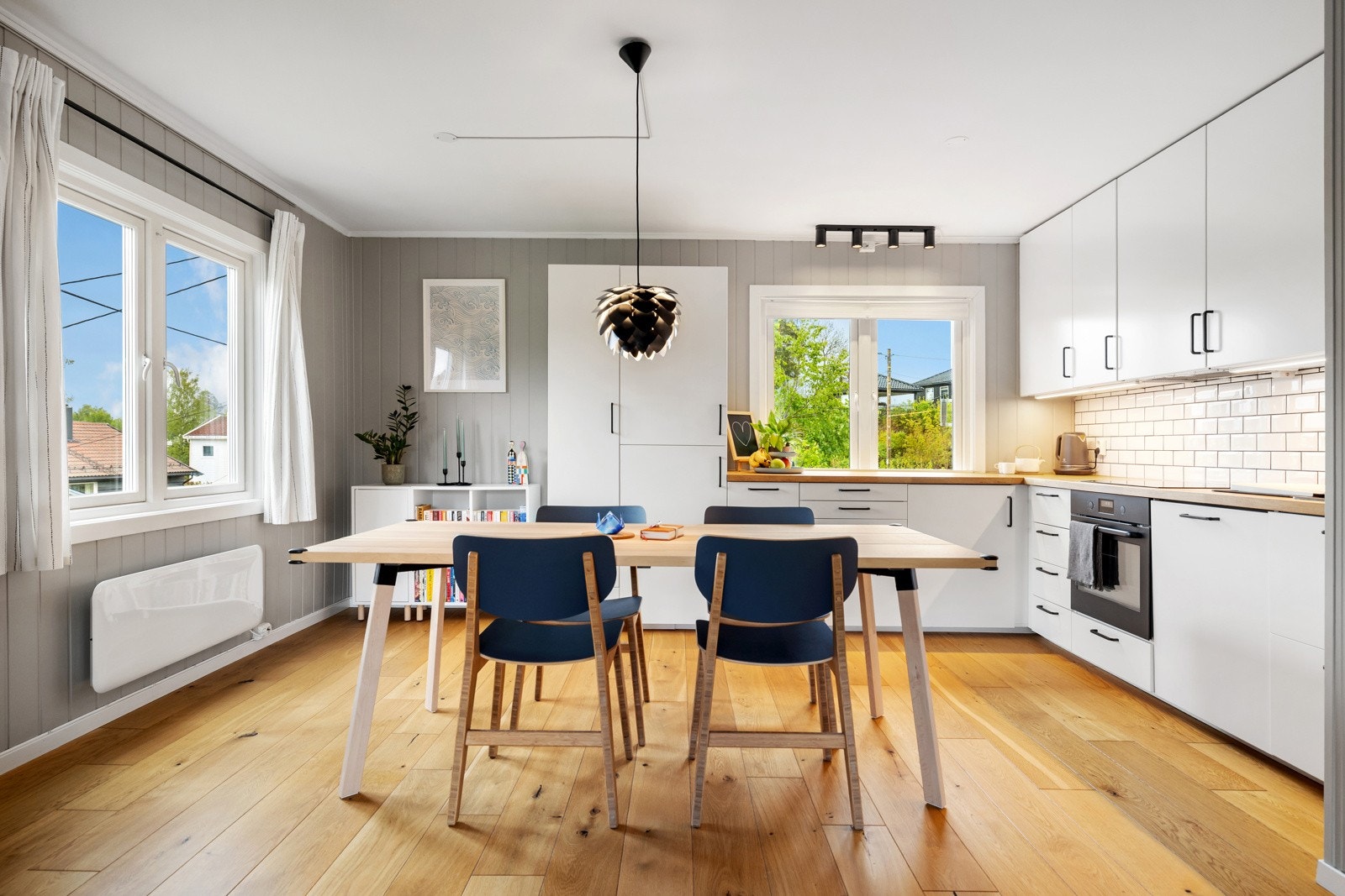 Kjøkkenet fremstår moderne og stilrent med slette fronter. Galleribilde