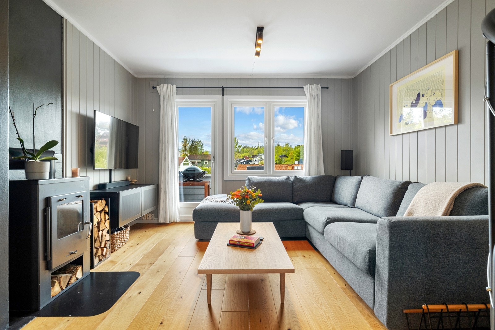 Store vindusflater sørger for rikelig med naturlig lys, og fra stuen er det utgang til en balkong. Galleribilde