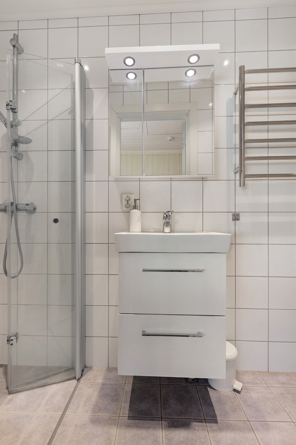 Flislagt bad med varme i gulv beliggende i samme etasje som soverommene Galleribilde