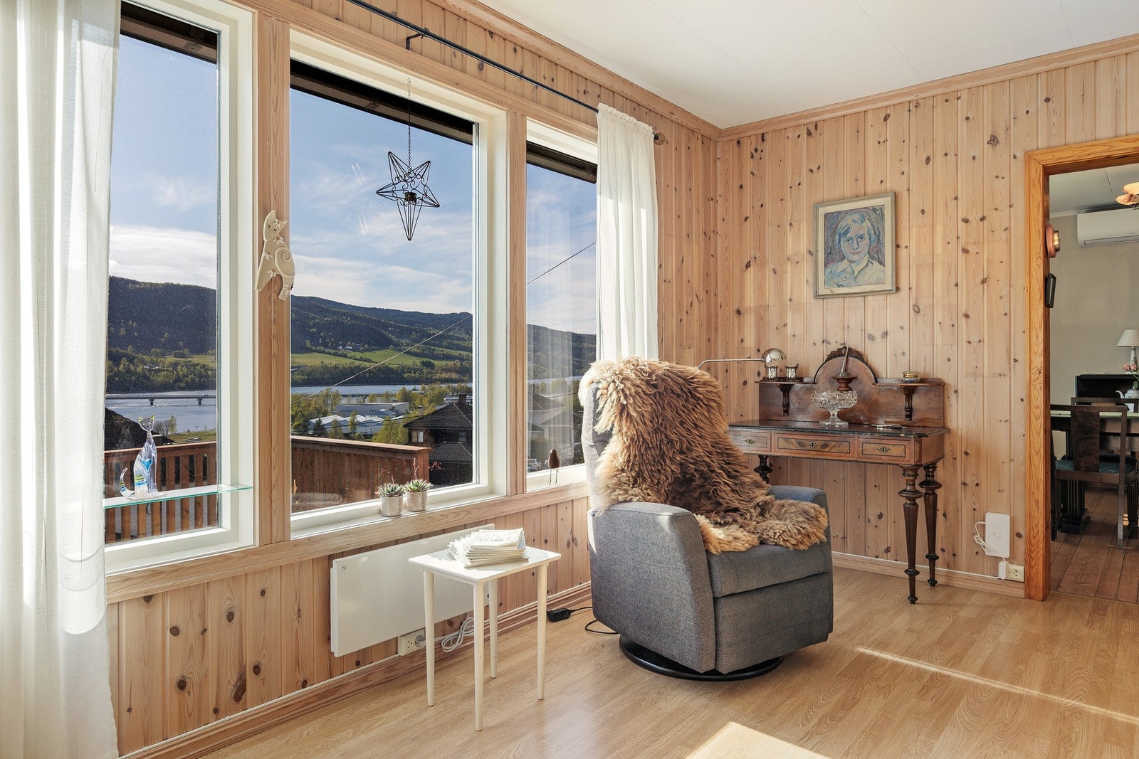 De store vindusflatene slipper inn rikelig med naturlig lys og gir flott kontakt med utsikten mot Mjøsa og Lågendeltaet. Galleribilde