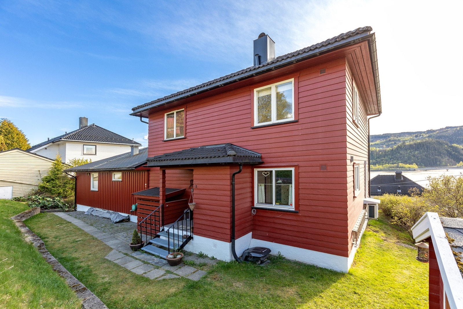 Boligen fremstår godt vedlikeholdt gjennom årene, samtidig som enkelte bygningsdeler og overflater har behov for modernisering og oppgradering. Galleribilde