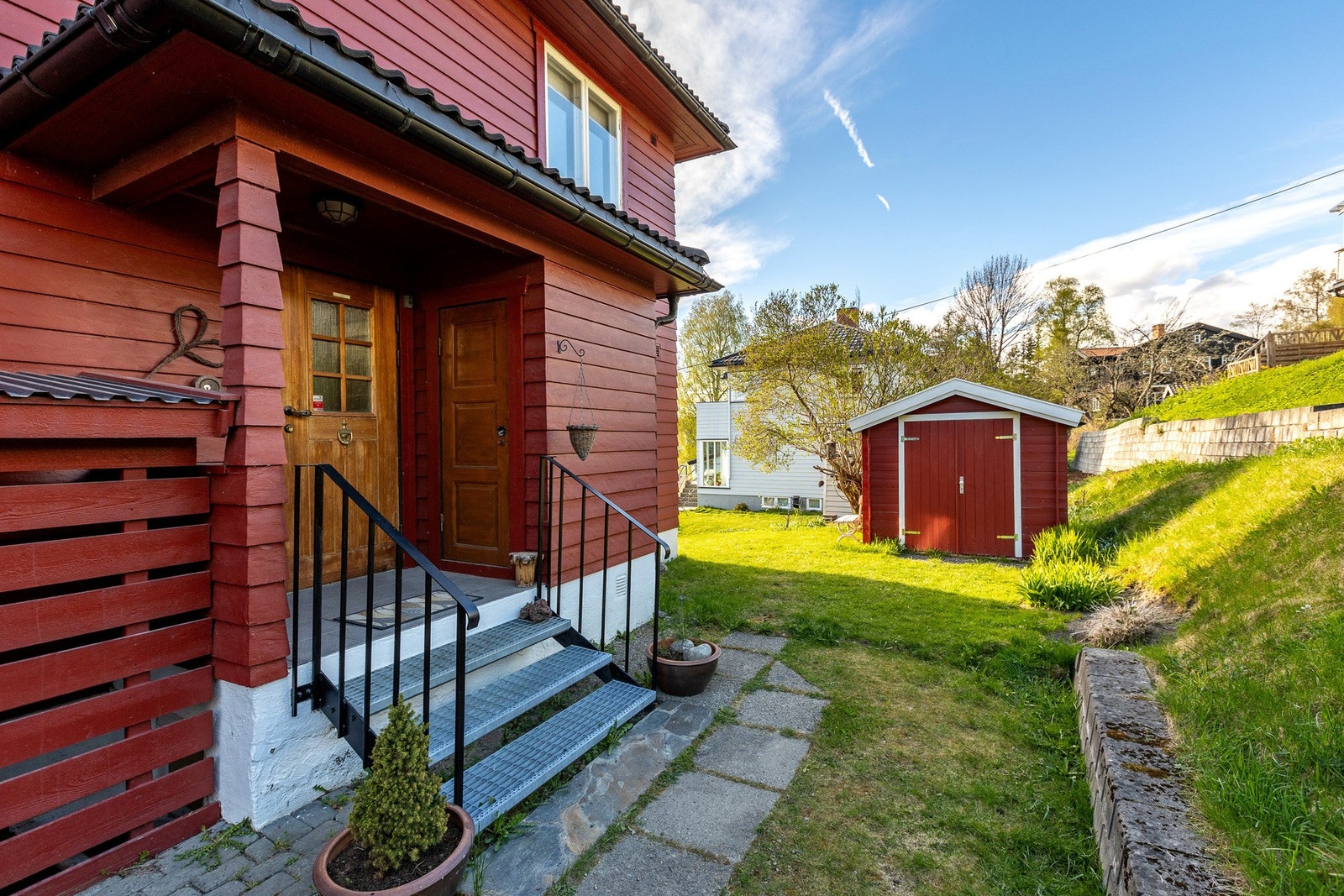 Hoveddelen har inngang fra ovensiden av huset Galleribilde